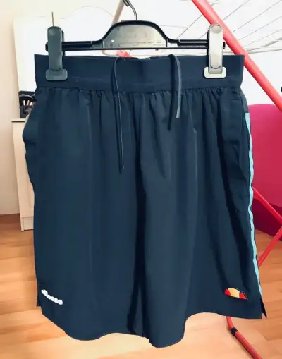 Ellesse kratke tenke nohavice , velkost XS