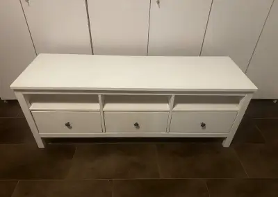 Stolík pod TV