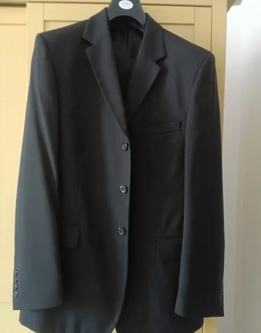 Pánsky oblek s pruhovaným vzorom JARA Fashion.