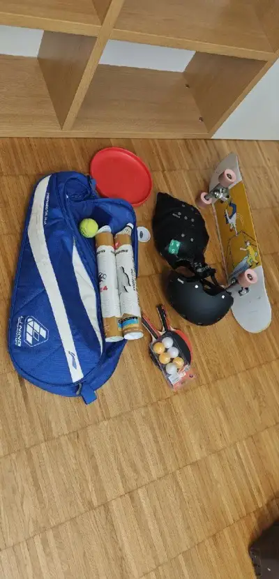 Veľký športový set: Skateboard + chrániče a prilba + .