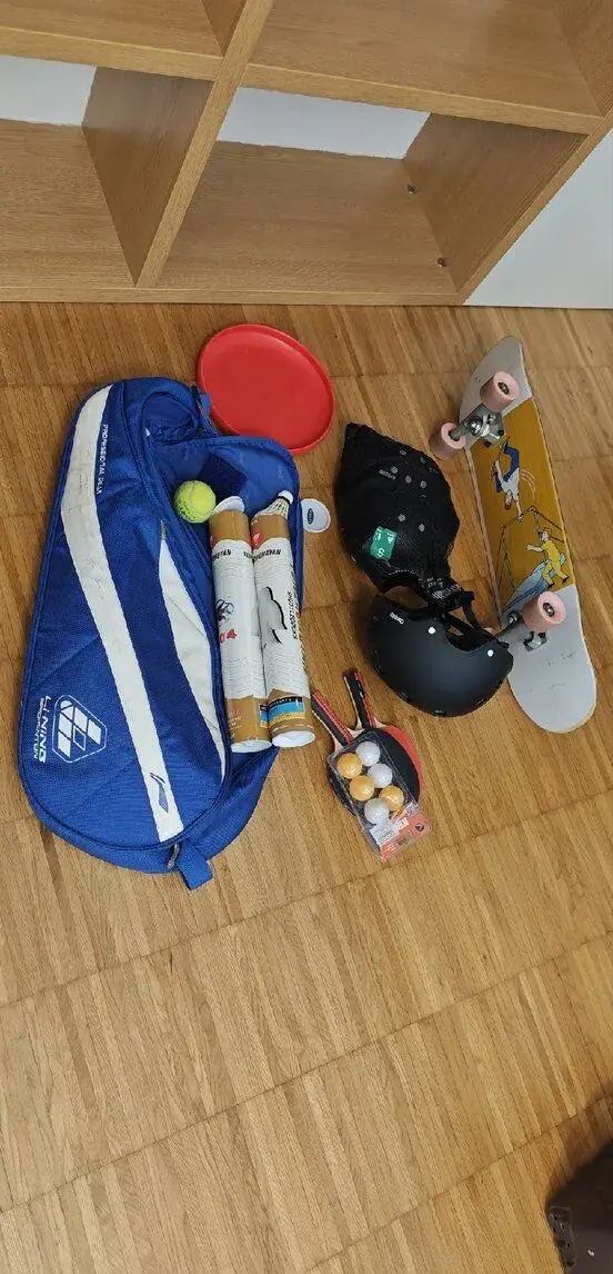 Veľký športový set: Skateboard + chrániče a prilba + .