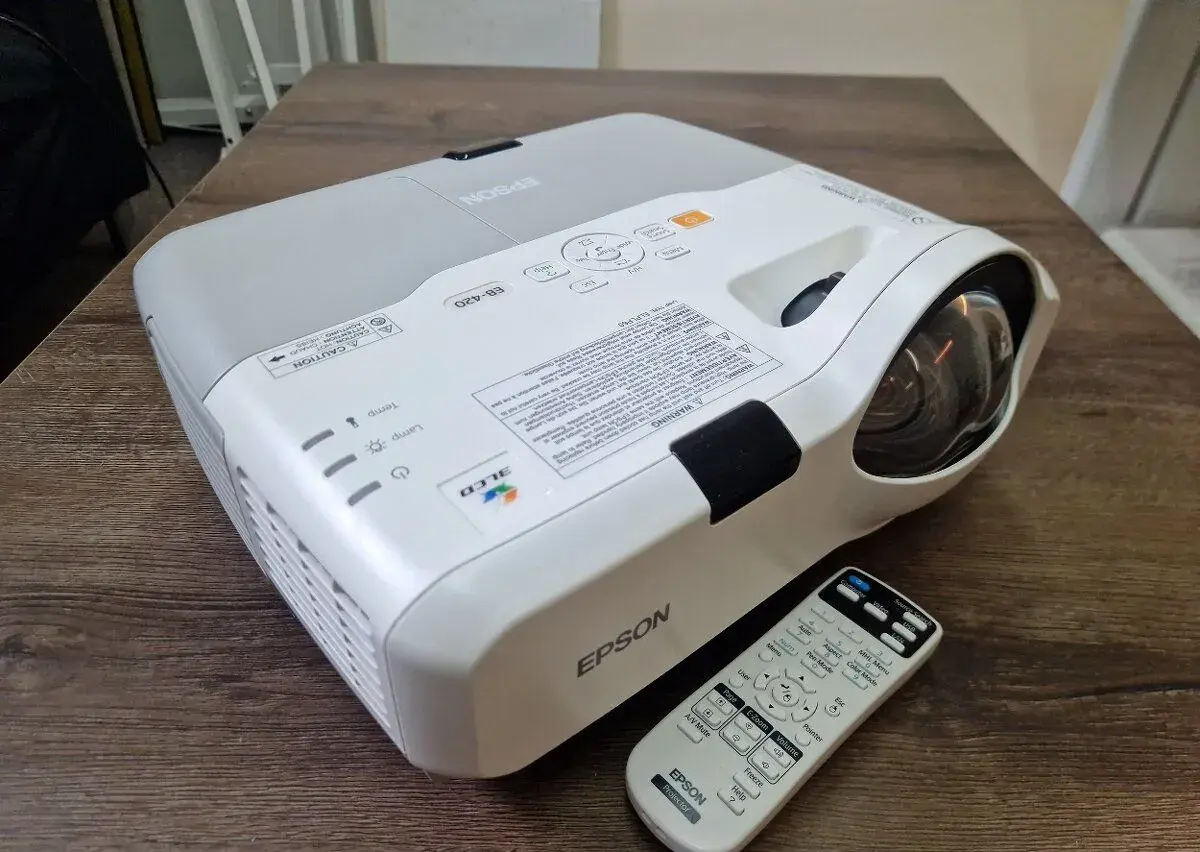 Epson EB-420 + držiak na strop