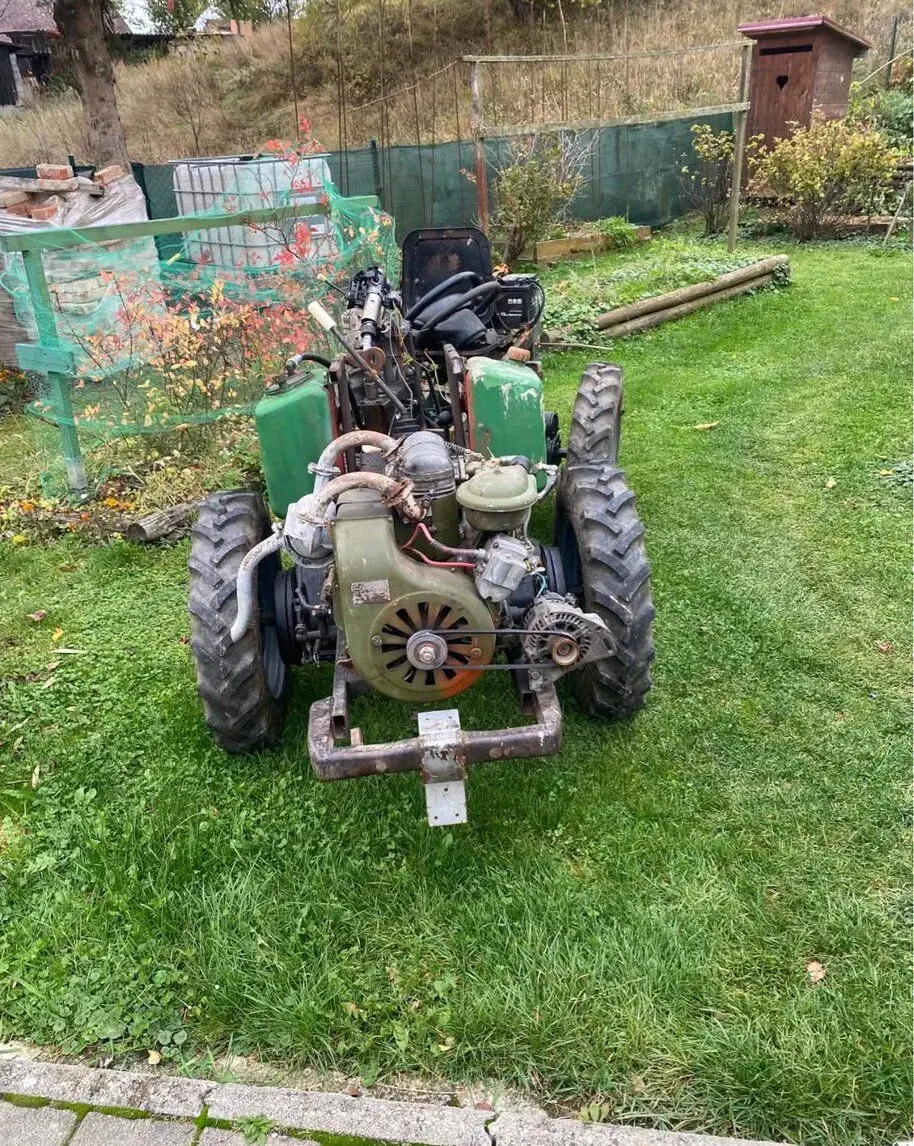 Malotraktor Prikarpatec 4×4 – benzínový dvojvalec