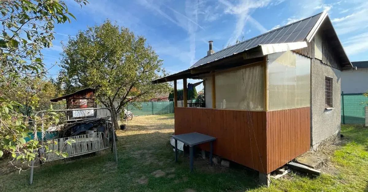 ZÁHRADKA S MUROVANOU CHATKOU, ELEKTRINOU A STUDŇOU