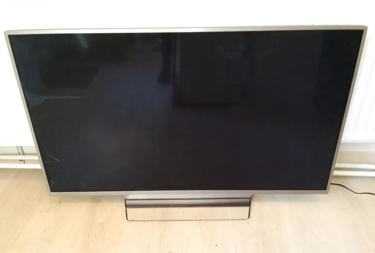 Televizor Philips 49PUS8303/12, PRASKNUTA OBRAZOVKA