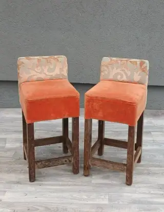 Set barových stoličiek.