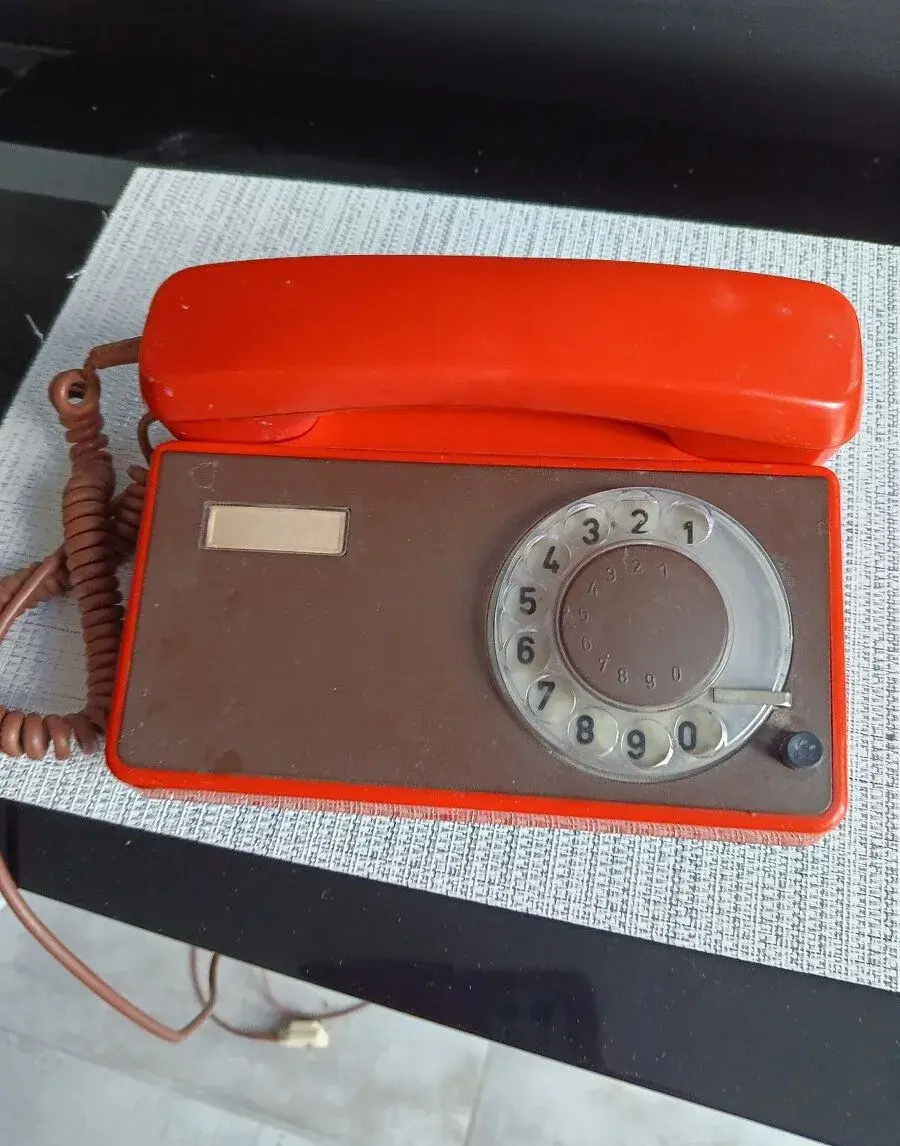 Analogový retro telefon