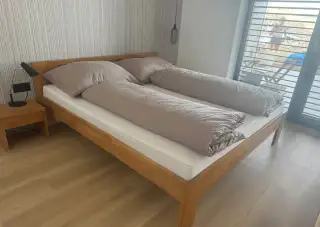 Drevená posteľ