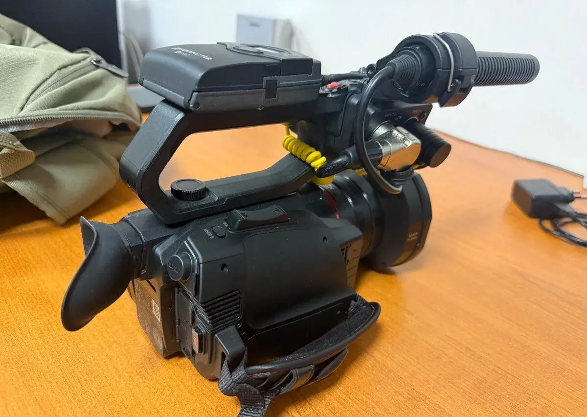 Kameru panasonic hc x2000E