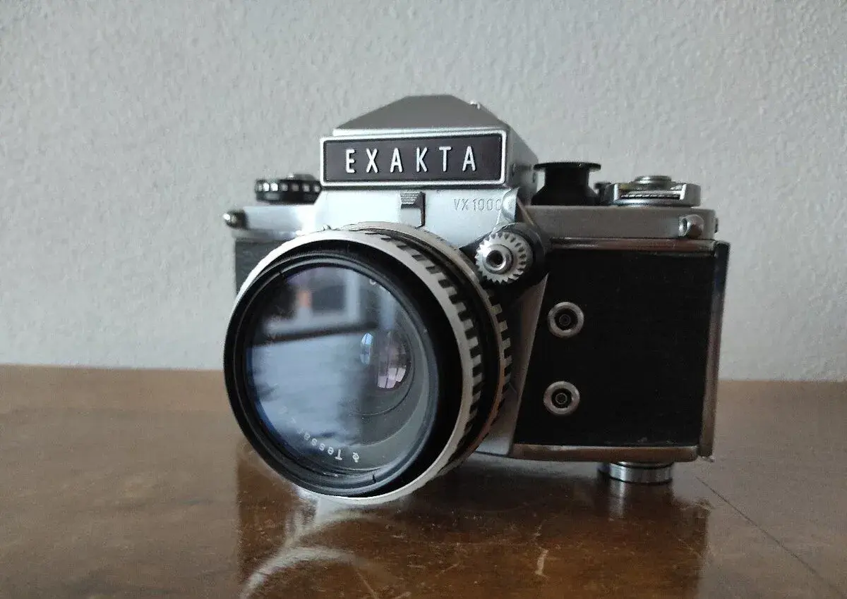 Starý fotoaparát Exakta VX 1000
