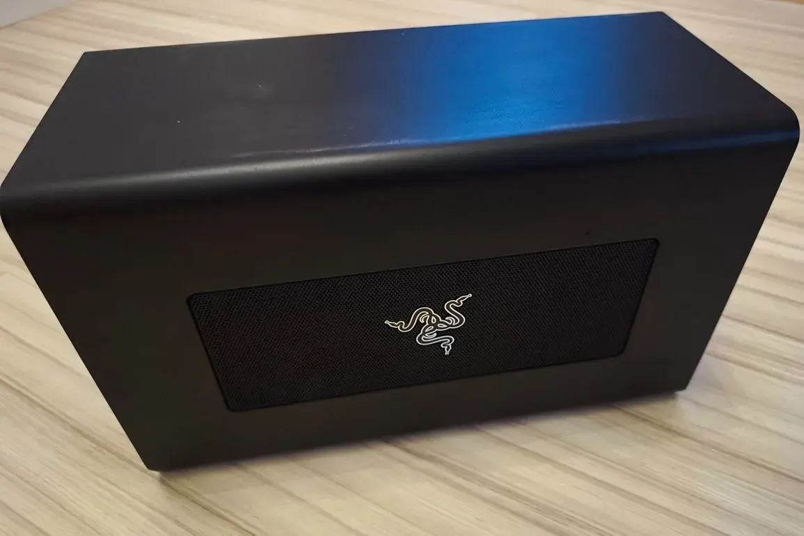 Sapphire AMD Radeon RX 6600 XT+eGPU Razer Thunderbolt 3 600W