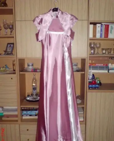 Na predaj krásne šaty.