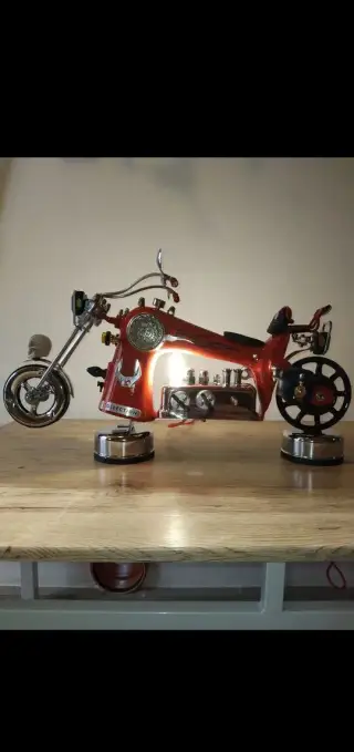 ORIGINALNA DIZAJNOVA LAMPA MOTORKA SINGER-STEAMPUNK