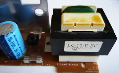 Transformátor LC-10-P-EC so stabilizátorom napätia.
