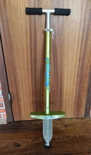 Pružinová skákacia tyč