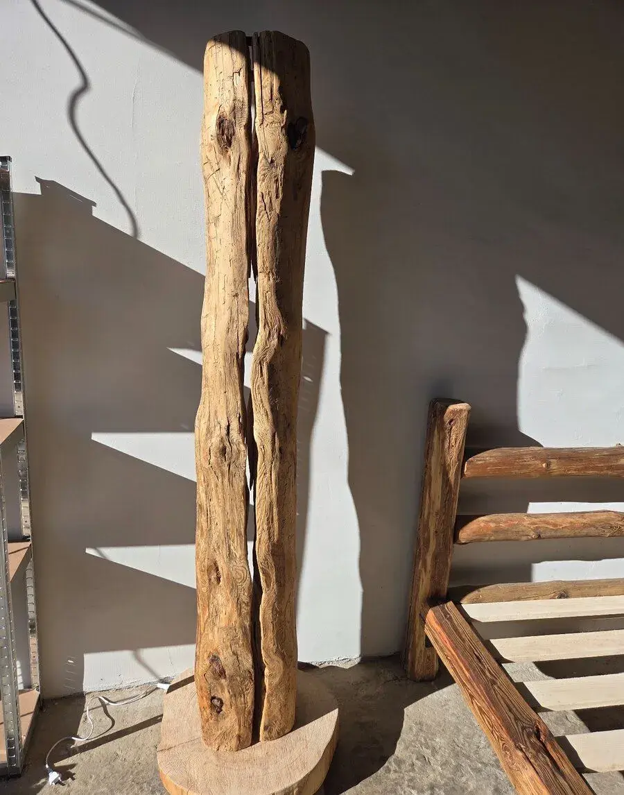 Mohutná drevená lampa zo starého dreva