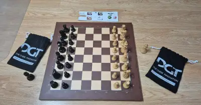 DGT e-Board drevená šachovnica, -USB figúrky Walnut