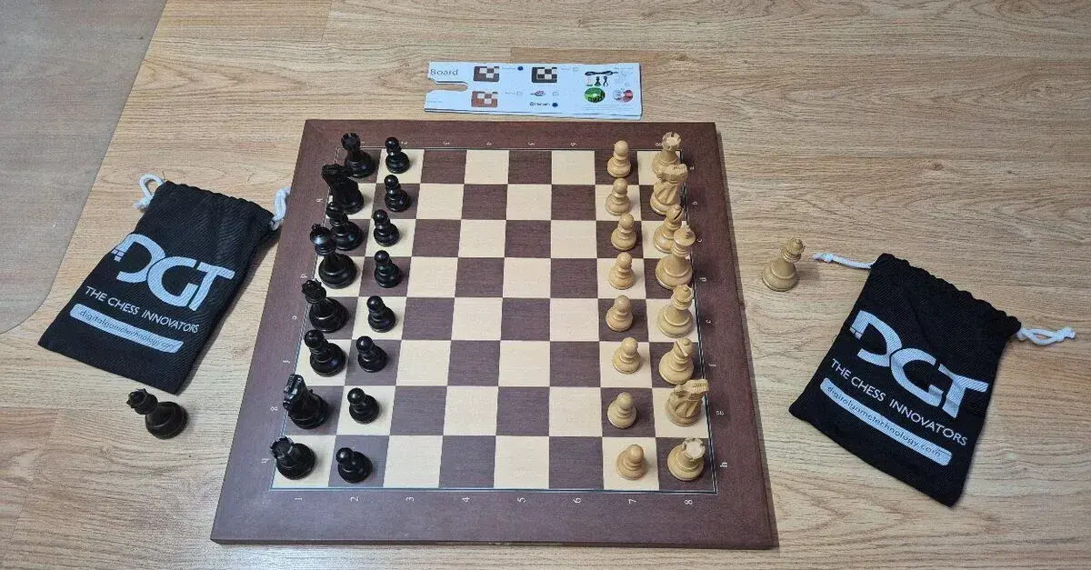 DGT e-Board drevená šachovnica, -USB figúrky Walnut