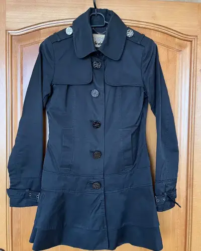 Elegantný kabátik/trenčkot Guess XS