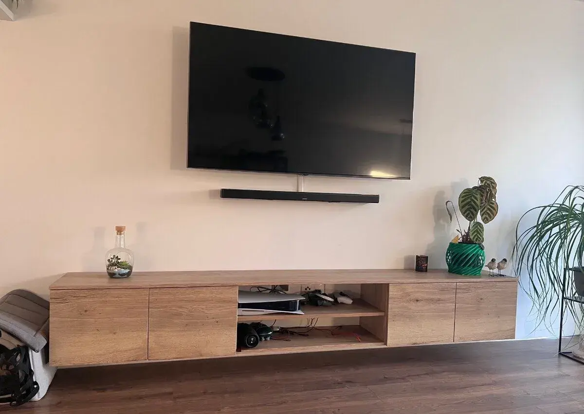 Stolík pod TV