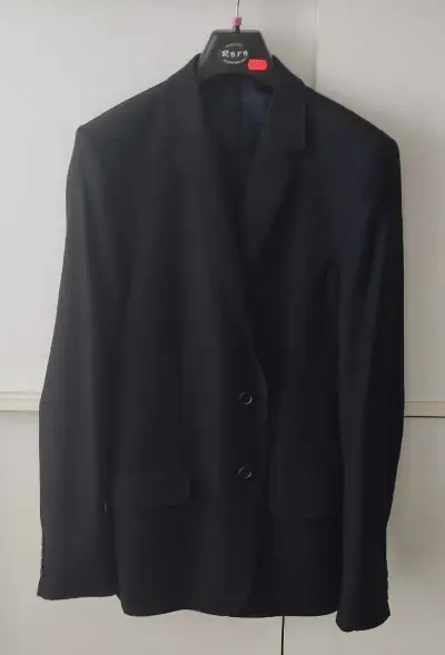 Čierny oblek na vysokú štíhlu postavu