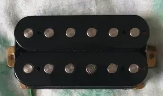 Prijemne hrajuci snimac/humbucker zo starej Squier gitary