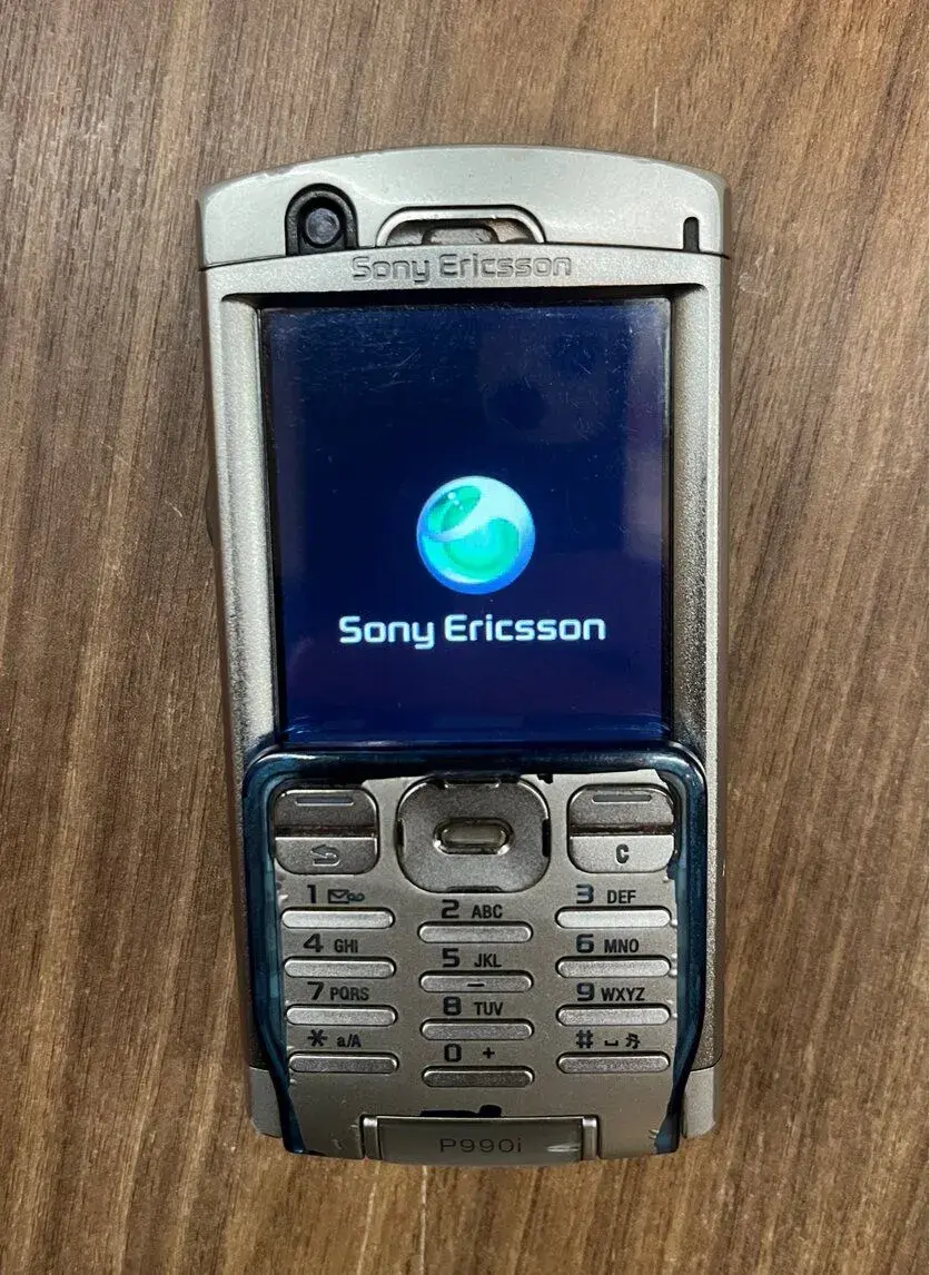 SonyEricsson P990i raritný kommunikátor (rok 2006)