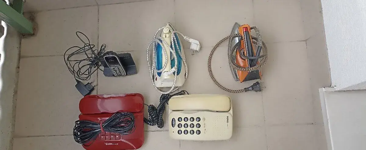 Žehličky, telefóny a iné