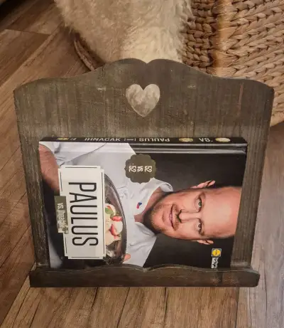 Drevený stojan na knihy