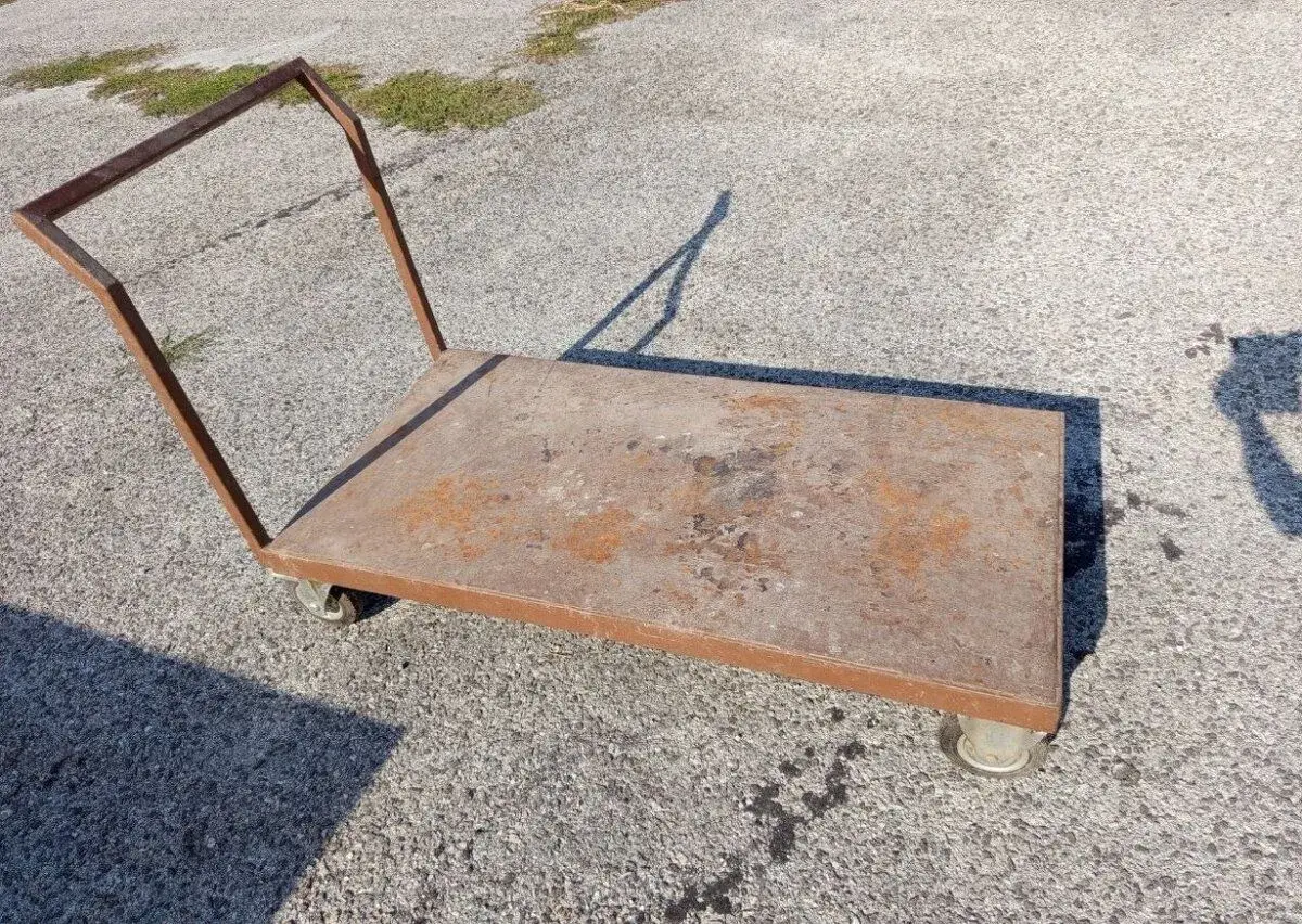 Pevný vozík do skladu.