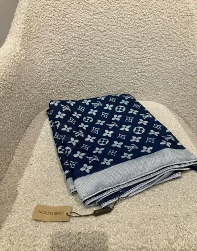 Louis Vuitton Šál , Šatka