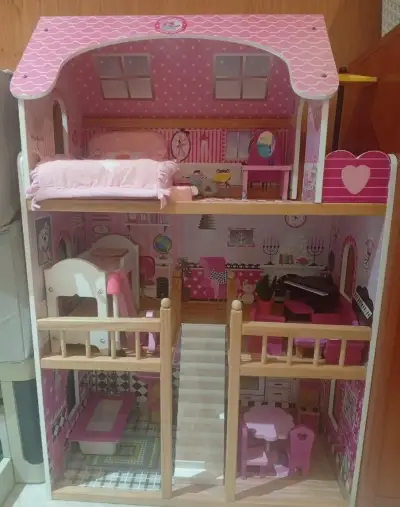 Drevený domček pre bábiky s nábytkom