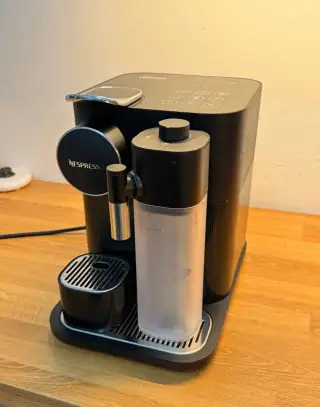 Kapsulový kávovar De'Longhi Nespresso Gran Lattissima