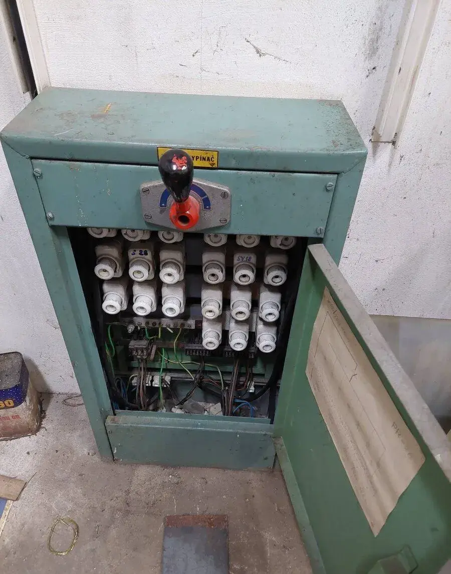 Elektrický rozvádzač väčší