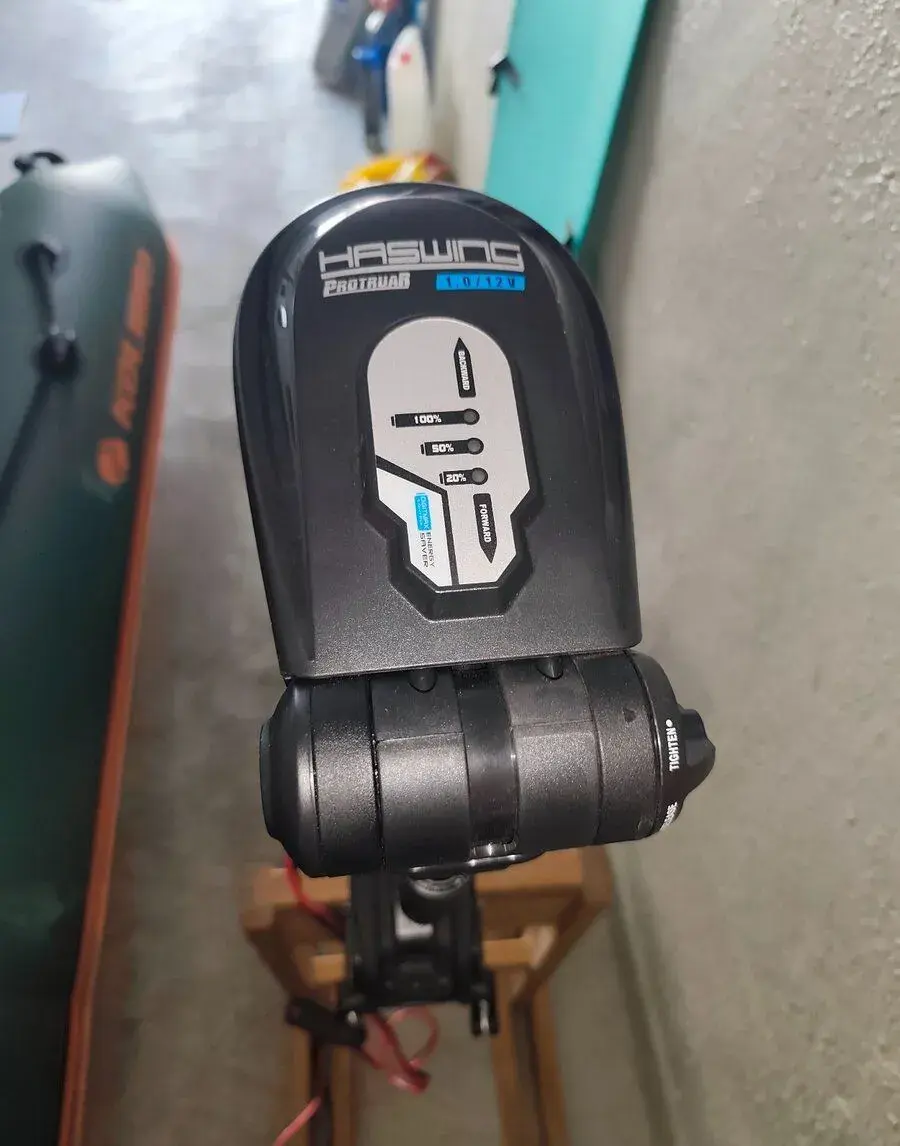 Elektromotor a batériu