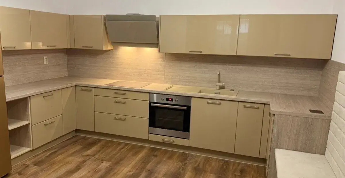 Kuchynská linka Decodom cappuccino lesklá so spotrebičmi