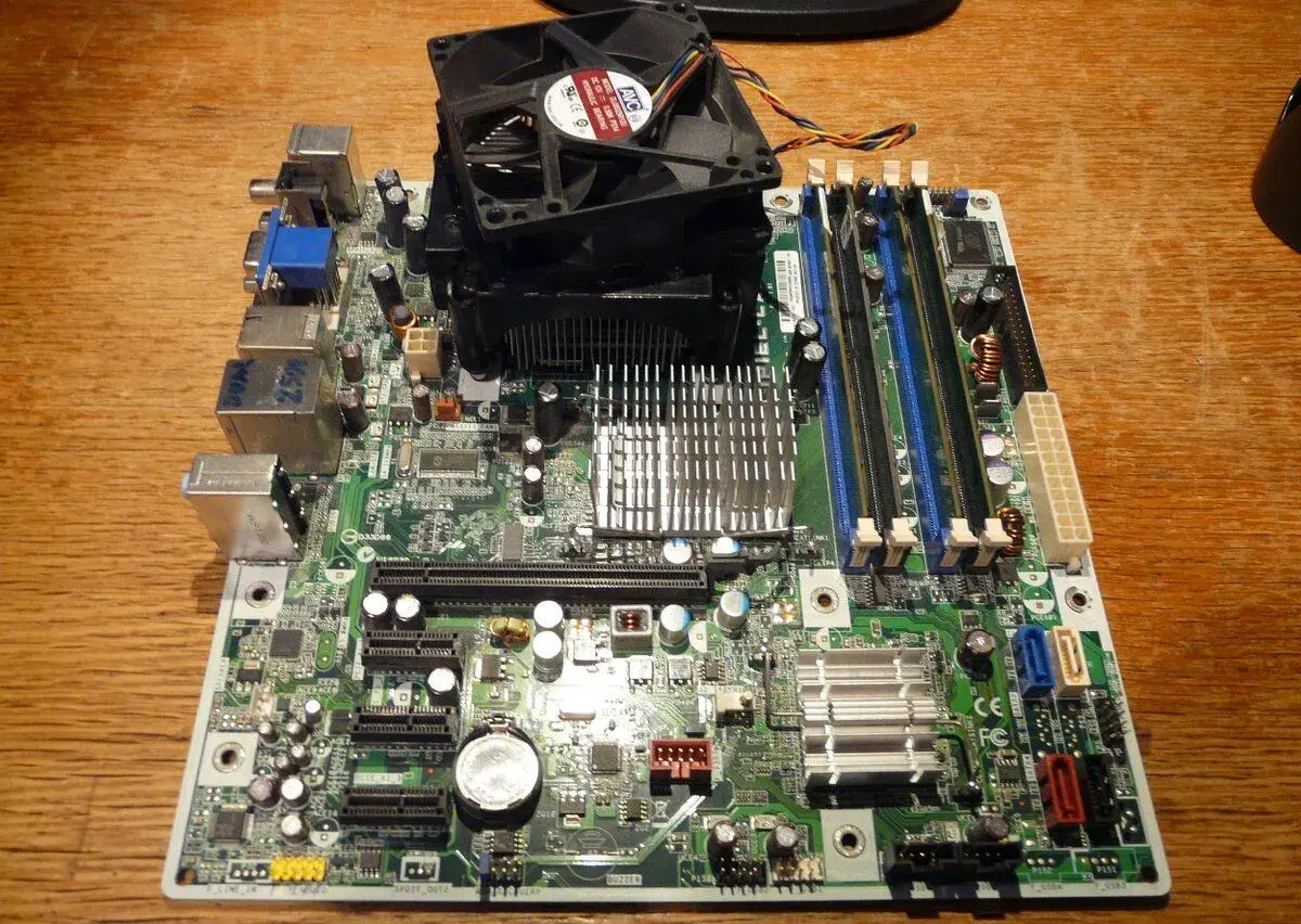 Osadeny MB ASUS IPIEL-LA