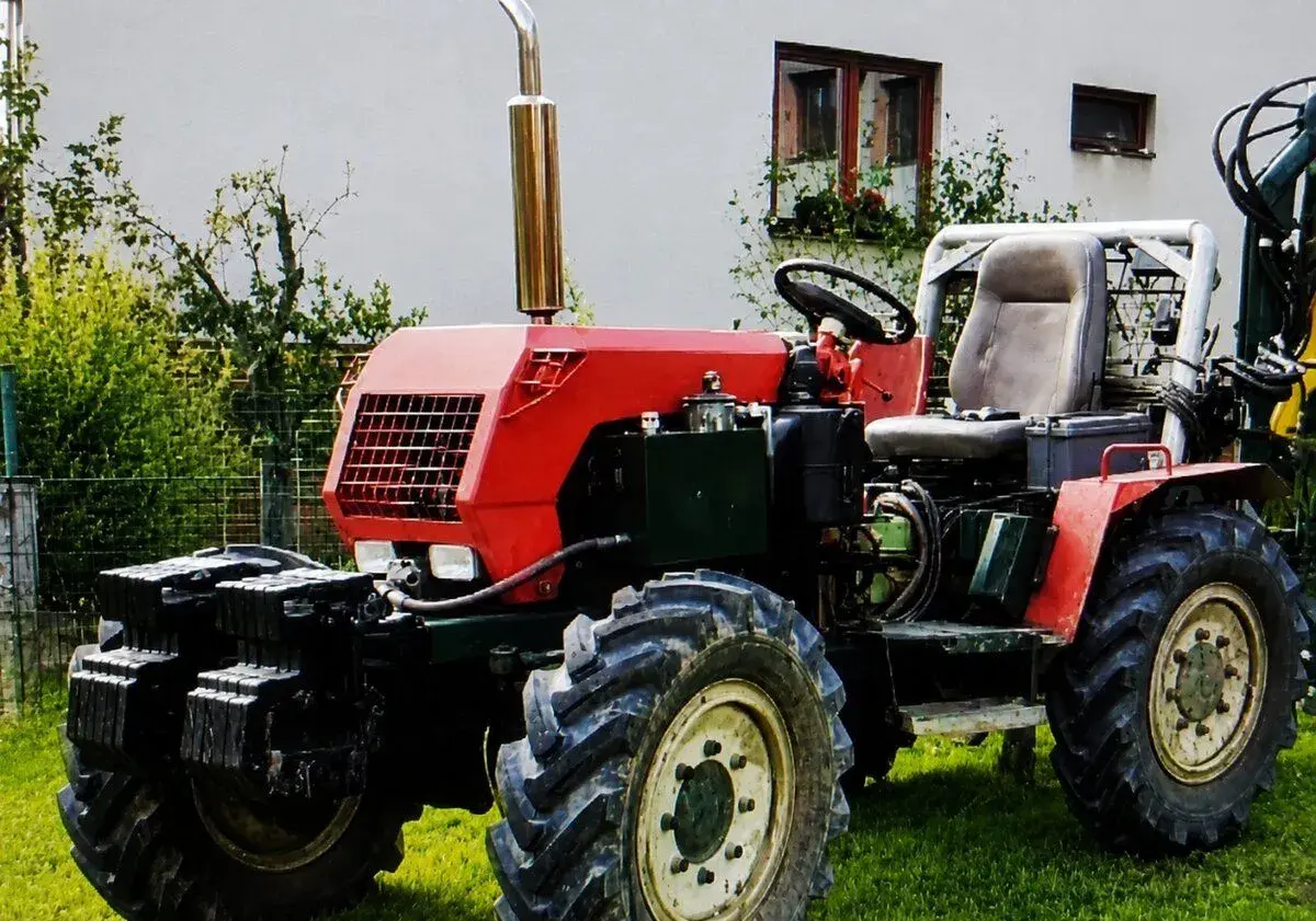 Traktor s hydraulickou rukou