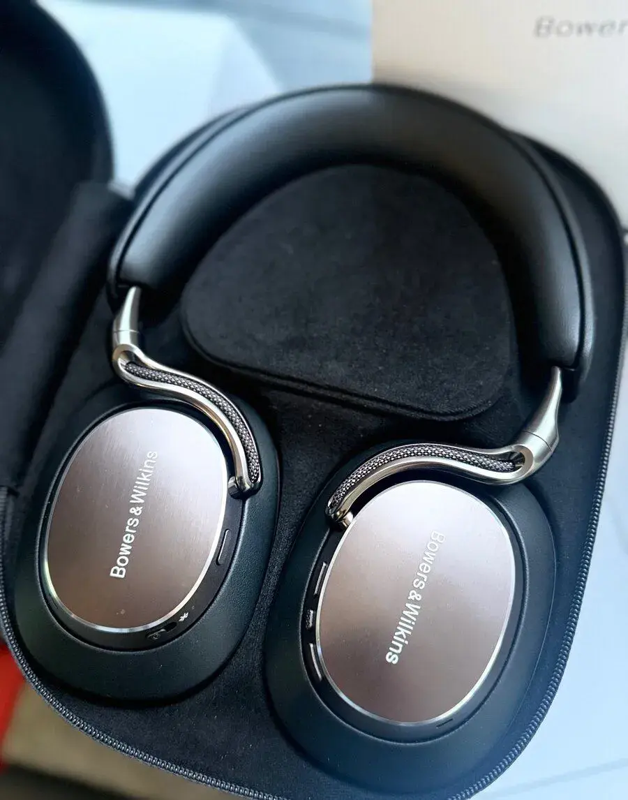 Bowers & Wilkins PX8 S2