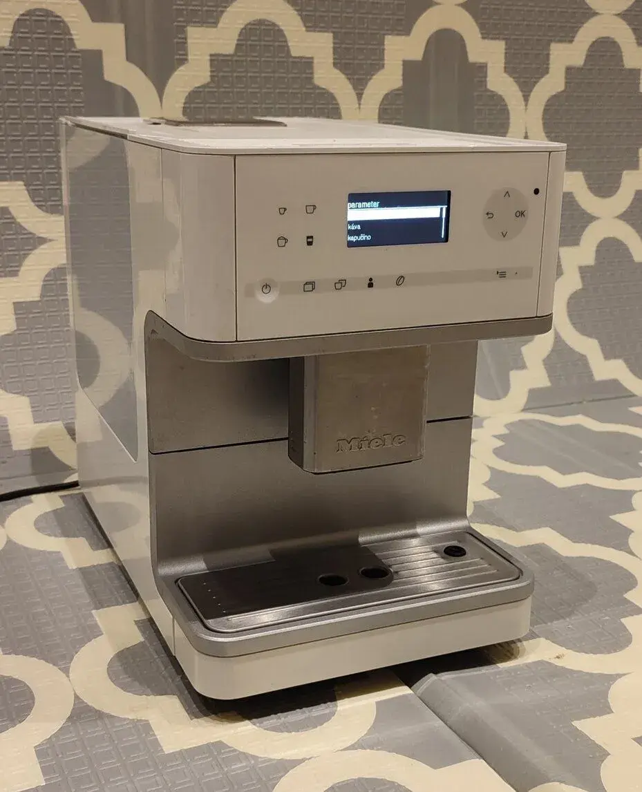 prémiový automatický kávovar Miele CM 6110 – Lotosová biela