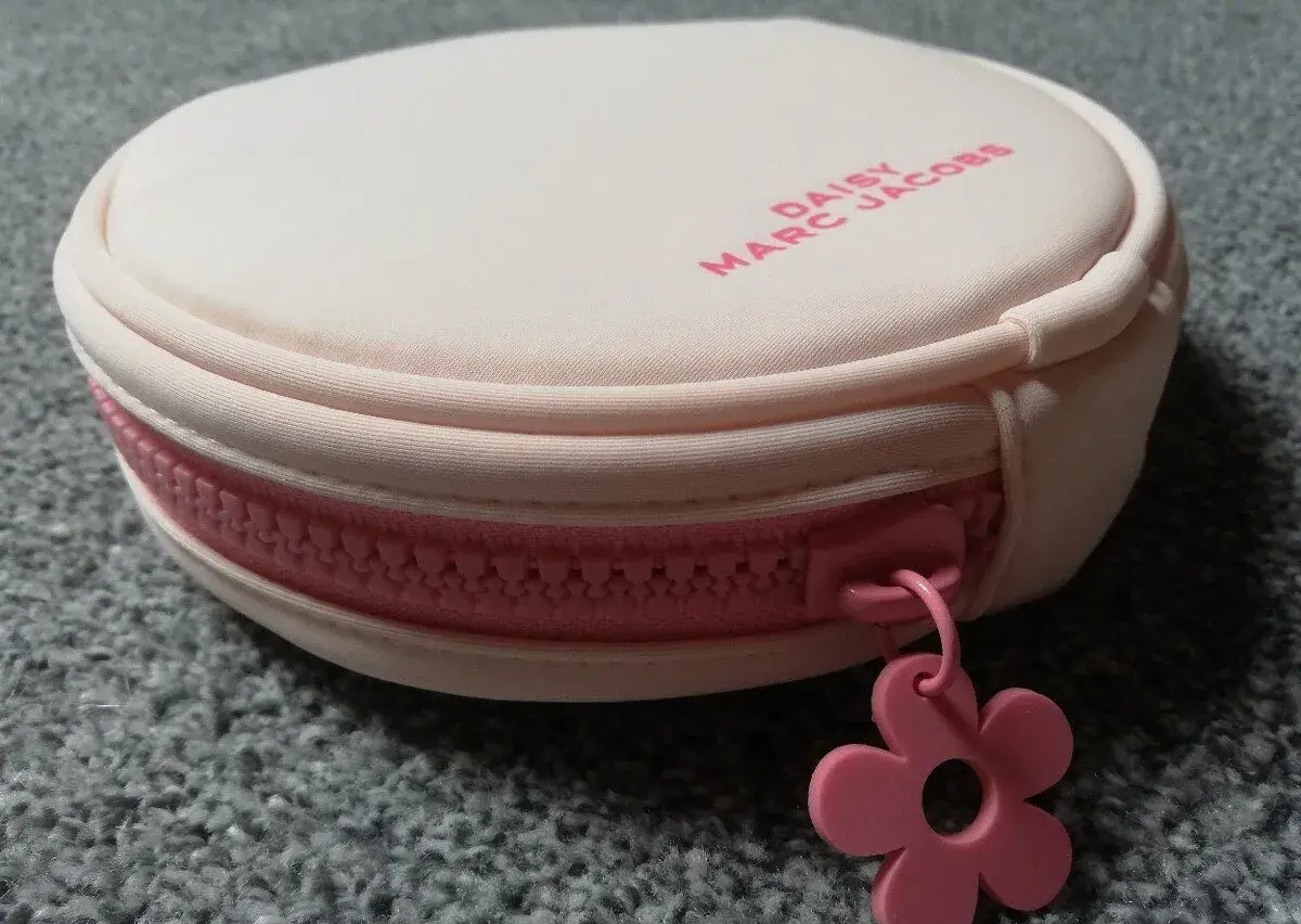 Novú kozmetickú taštičku - Marc Jacobs Daisy
