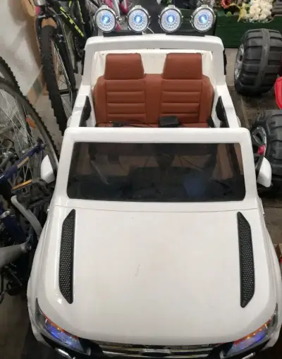 Elektrické auto na diaľkové ovládanie Ford