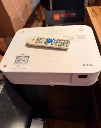 Projektor NEC NP-M323X – plne funkčný + diaľkové