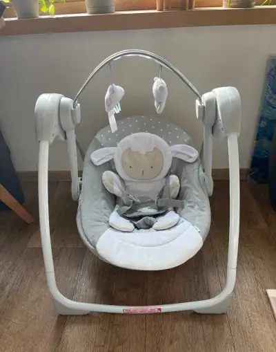 INGENUITY Hojdačka s melódiou Cuddle Lamb 0m+ do 9 kg
