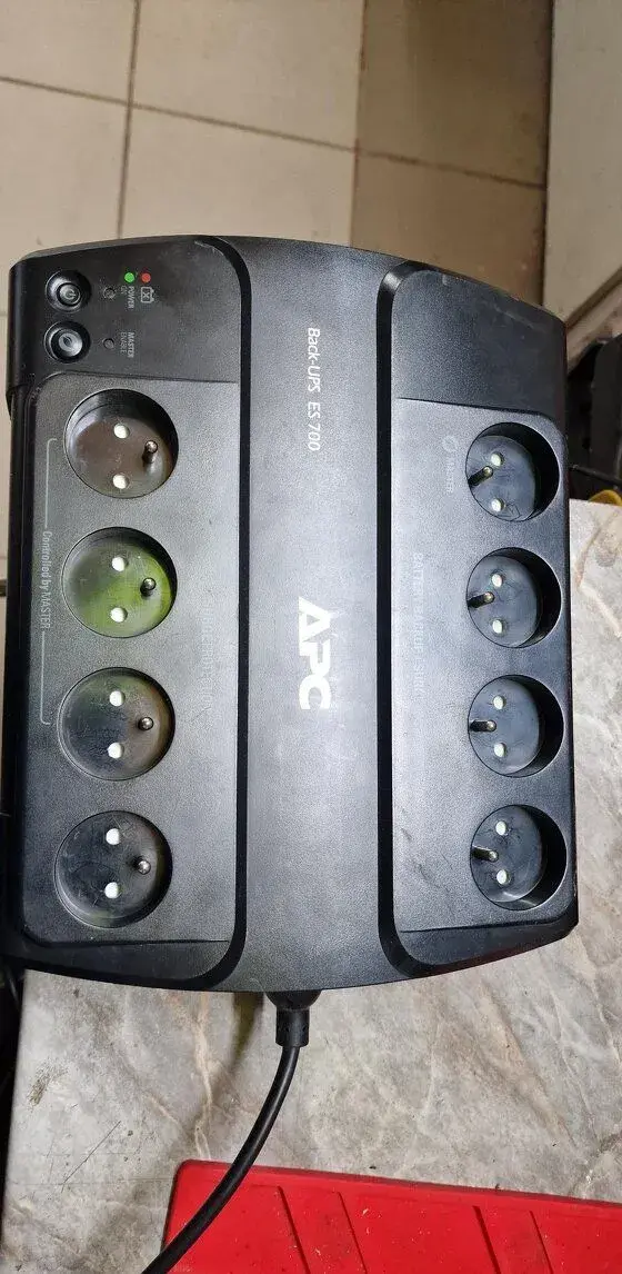 Záložný zdroj APC ES700