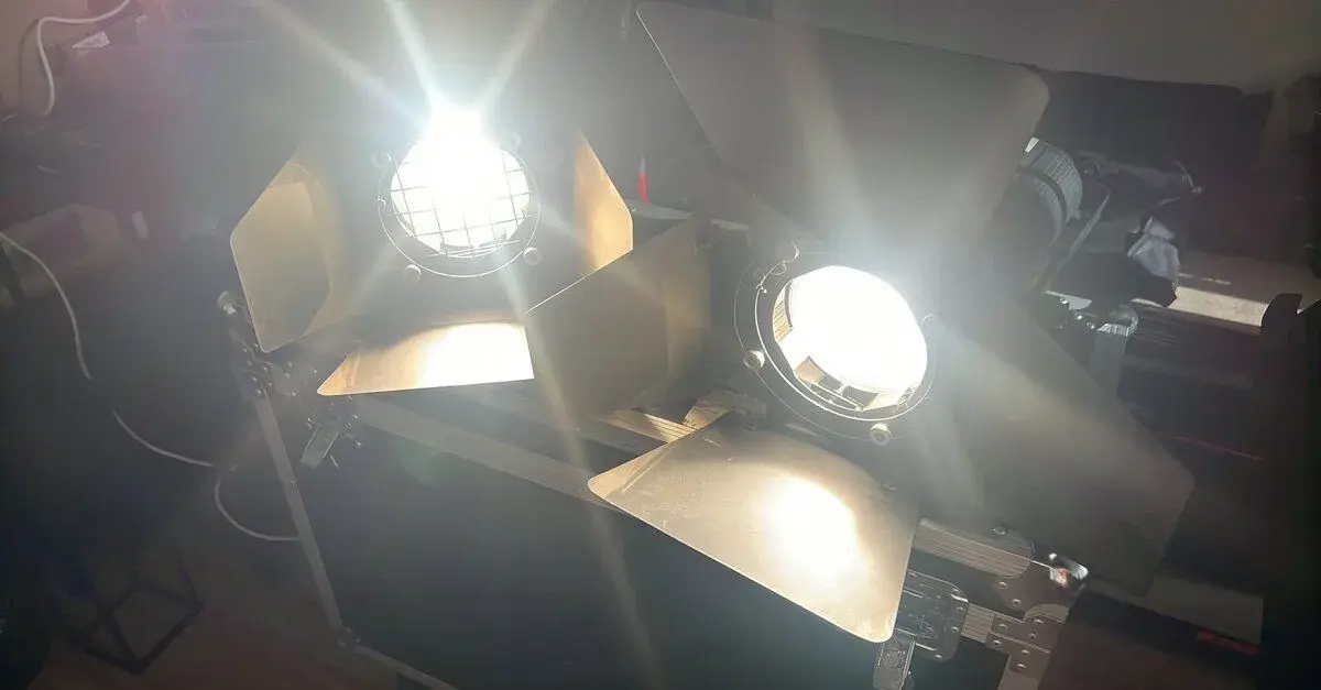 2× profesionálny Fresnel reflektor 1000 W + klapky