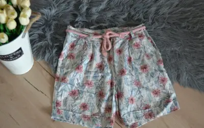 Dámske krátke elegantné nohavice, veľ. 38