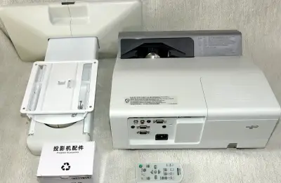 Sony VPL-SX630 – ultra short throw projektor + držiak
