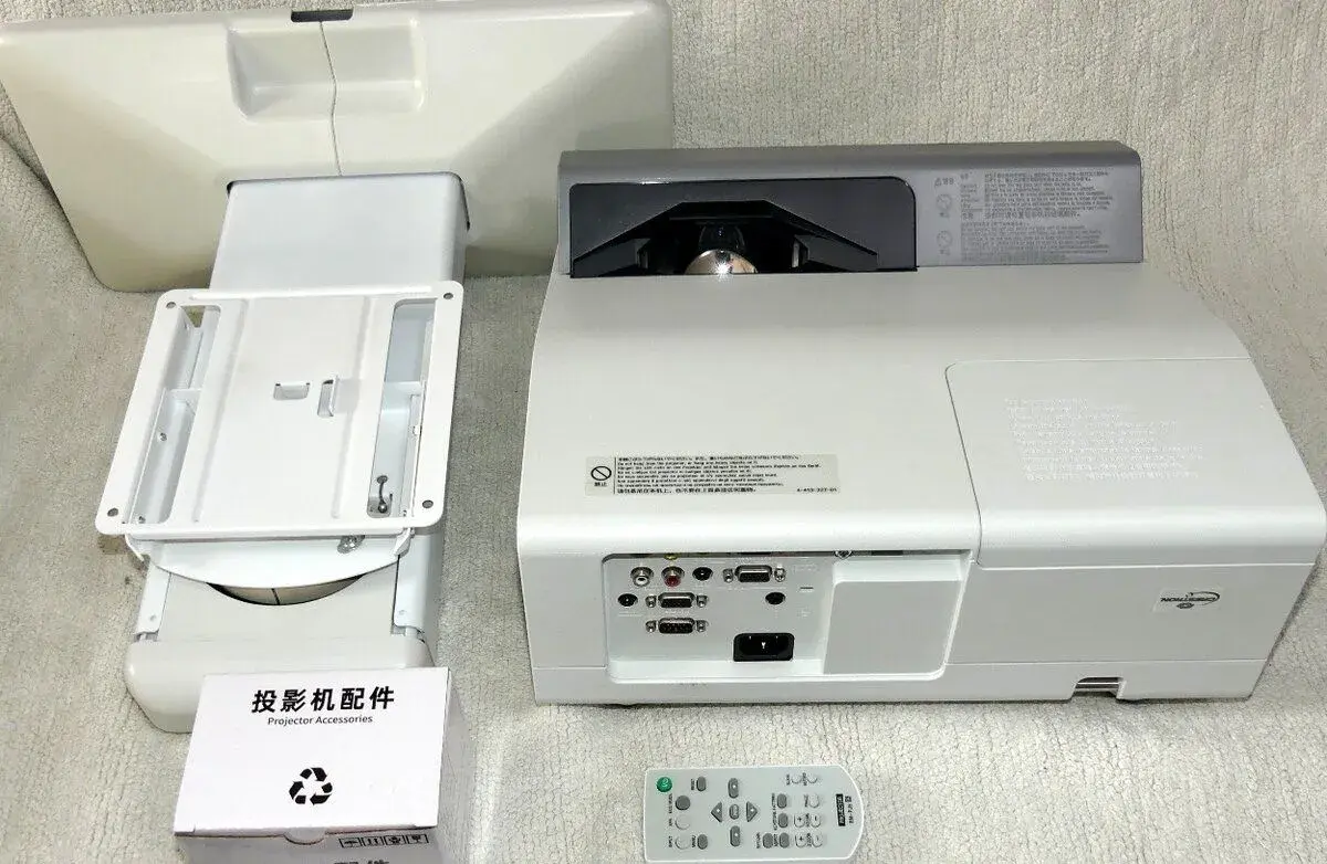 Sony VPL-SX630 – ultra short throw projektor + držiak