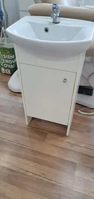 Kupelnova skrinka s umyvadlom